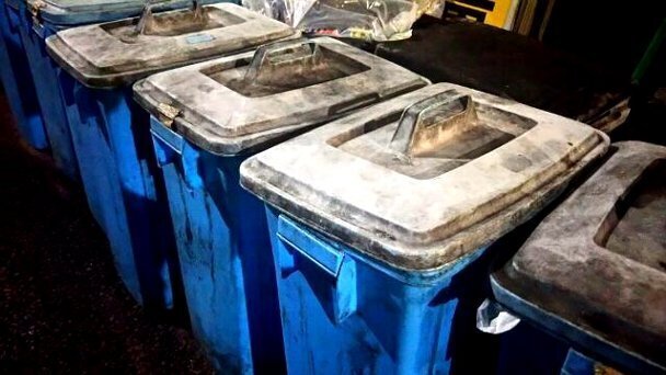 写真・水色のゴミ箱.jpg